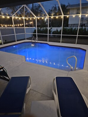 Una piscina al aire libre, una piscina climatizada