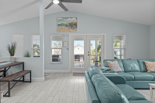 *Dolphin Run Retreat*Awesome Ft. Myers Beach Home!!Steps to Ocean!