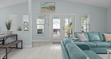 *Dolphin Run Retreat*Awesome Ft. Myers Beach Home!!Steps to Ocean!