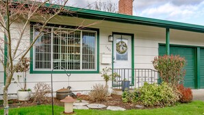 A house with a green door, a wreath, and a mailbox. - Cozy Home in the Heart of Corvallis (Corvallis)
