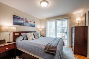 2 bedrooms, desk, WiFi, bed sheets