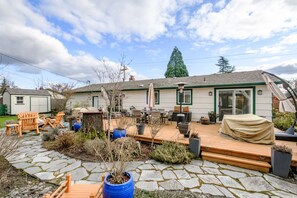 Outdoor dining - Cozy Home in the Heart of Corvallis (Corvallis)