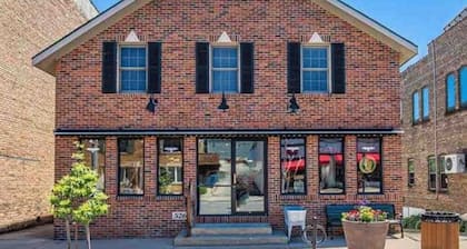 Spacious, Pet Friendly Apartment in the Heart of Downtown