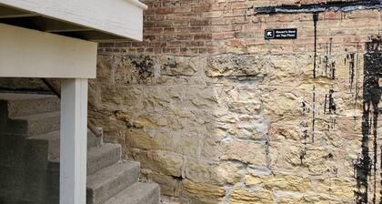 Spacious, Pet Friendly Apartment in the Heart of Downtown