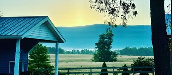 Shenandoah Valley Farmhouse · Hot Tub · Near JMU & Resorts · Sleeps 8 · 4BR