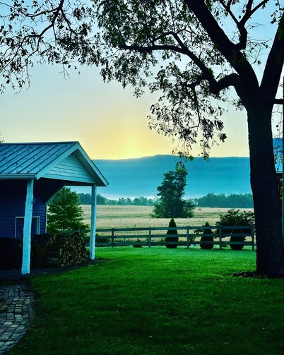 Shenandoah Valley Farmhouse · Hot Tub · Near JMU & Resorts · Sleeps 8 · 4BR