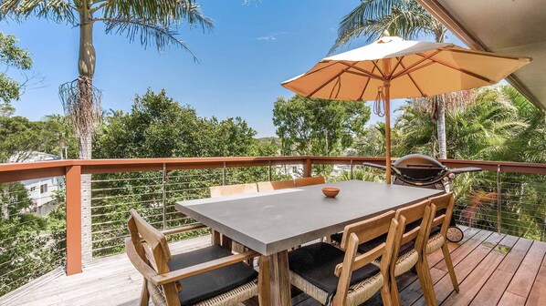 Outdoor dining - Casa 36 - 3 BR retreat near Clarkes Beach (Byron Bay)