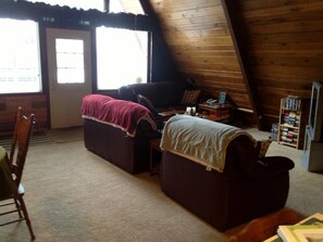 Een smart-tv, een open haard, videogames en een dvd-speler