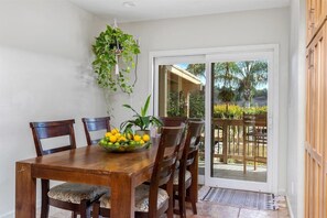 Outdoor dining - Canyon retreat villa (Fallbrook)