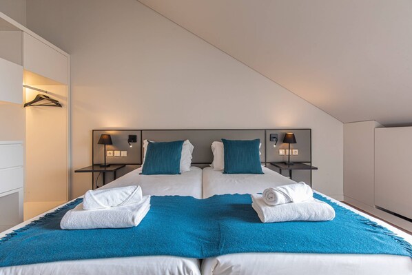 2 bedrooms, iron/ironing board, internet, bed sheets