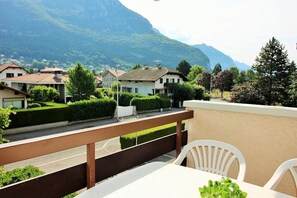 Outdoor dining - Bed & Nuts parking, vue splendide et plage à (Annecy-le-Vieux)