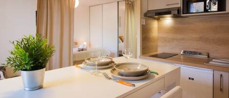 Een koelkast, een microgolfoven, een koffiezetapparaat/waterkoker