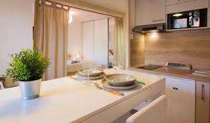 Kühlschrank, Mikrowelle, Wasserkocher mit Kaffee-/Teezubehör