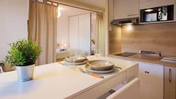 Réfrigérateur, micro-ondes, cafetiÚre/bouilloire, bouilloire électrique