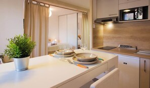 Fridge, microwave, coffee/tea maker, electric kettle - Bed & Nuts parking, vue splendide et plage à (Annecy-le-Vieux)