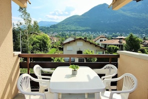 Outdoor dining - Bed & Nuts parking, vue splendide et plage à (Annecy-le-Vieux)