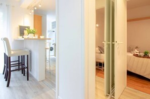 1 chambre, matelas mémoire de forme, fer et planche à repasser
