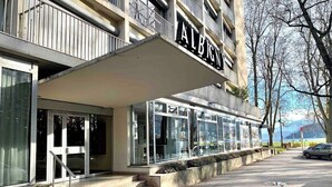 A modern building with a sign reading "ALBICN" and a glass entrance. - L Ourson vue Lac (Annecy)