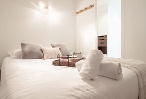 Bedden met traagschuimmatrassen, een strijkplank/strijkijzer