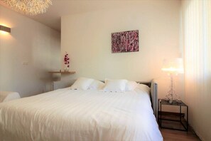 1 chambre, fer et planche à repasser, Wi-Fi gratuit, draps fournis