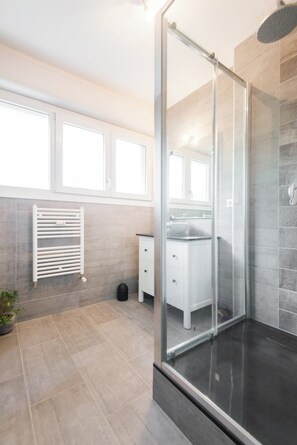 Dusche, Haartrockner, Handtücher, Seife