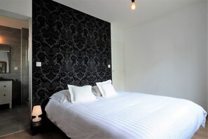 1 habitación, tabla de planchar con plancha, wifi gratis y ropa de cama