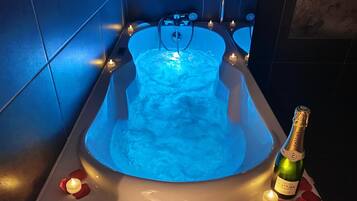 Baignoire, sèche-cheveux, serviettes fournies, savon