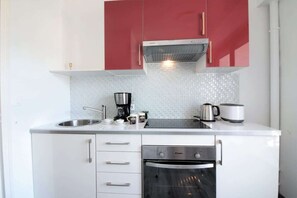 冷蔵庫、オーブン、コーヒー / ティーメーカー、電気ポット