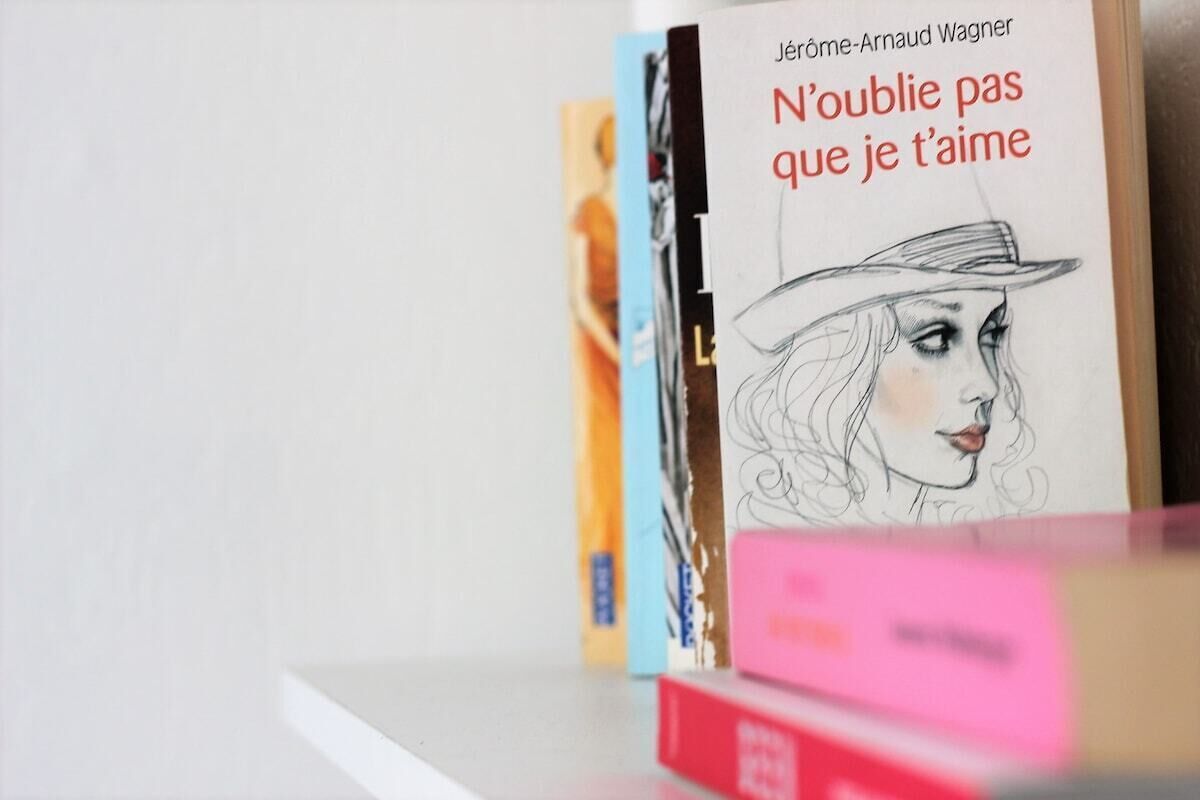 Un libro titulado 'N'oublie pas que je t'aime' de Jérome-Arnaud Wagner en una estantería.