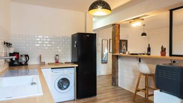 Een koelkast, een microgolfoven, een oven, een vaatwasser