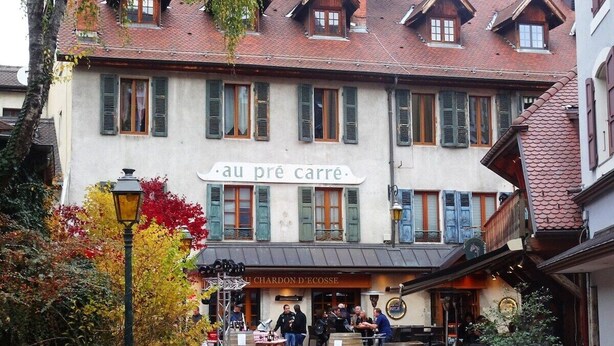 A traditional European building with a sign reading "au pré carre" and a storefront labeled "CHARDON D'ECOSSE". - Petit chez-vous pré carré rue Vaugelas (Annecy)