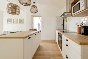 Kühlschrank, Mikrowelle, Ofen, Geschirrspüler