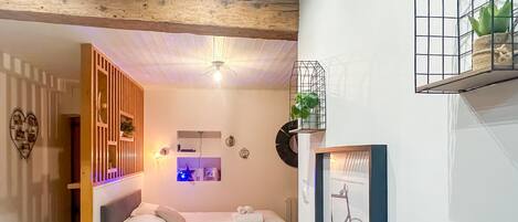 Iron/ironing board, free WiFi, bed sheets