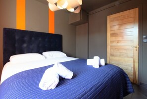 1 habitación, tabla de planchar con plancha, wifi gratis y ropa de cama