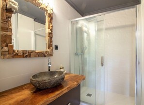 Douche, séchoir à cheveux, serviettes fournies, savon