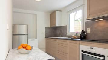 Réfrigérateur, micro-ondes, four, cafetiÚre/bouilloire