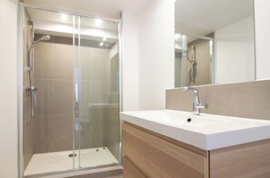 Dusche, Haartrockner, Handtücher, Seife