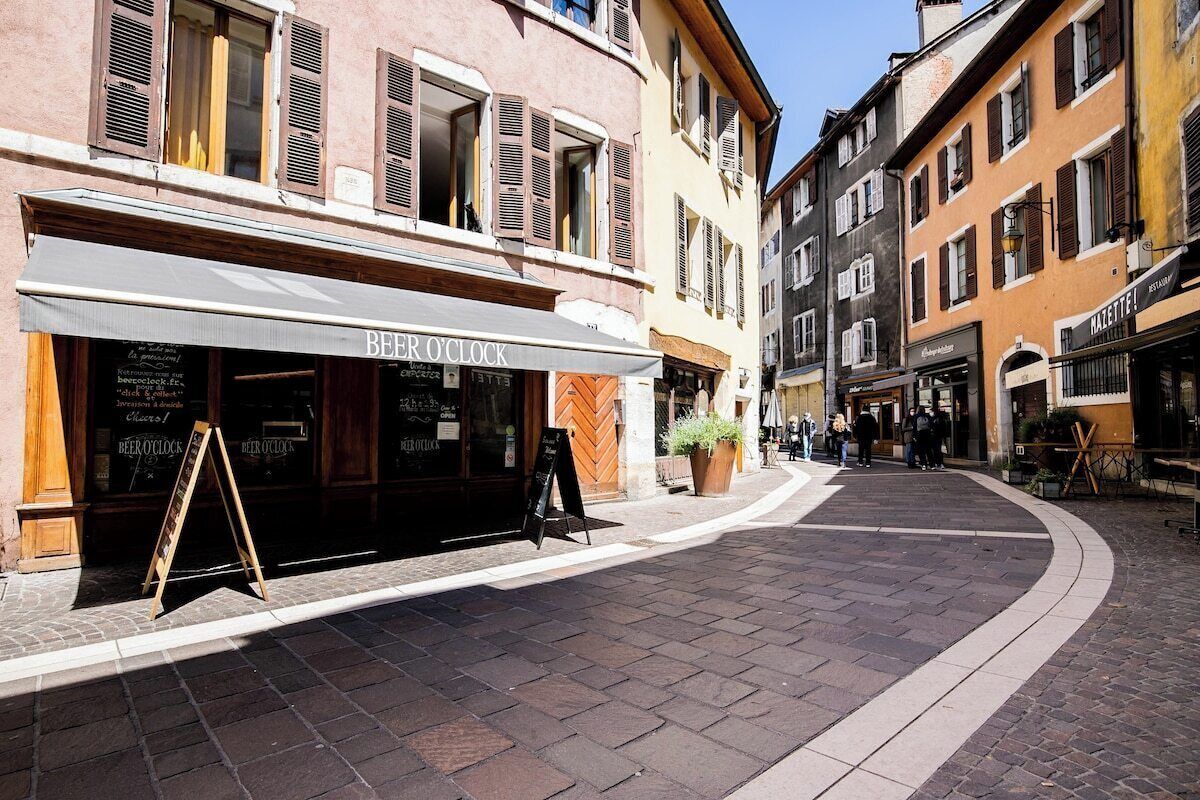 A street with a building labeled "BEER O'CLOCK" and a signboard.