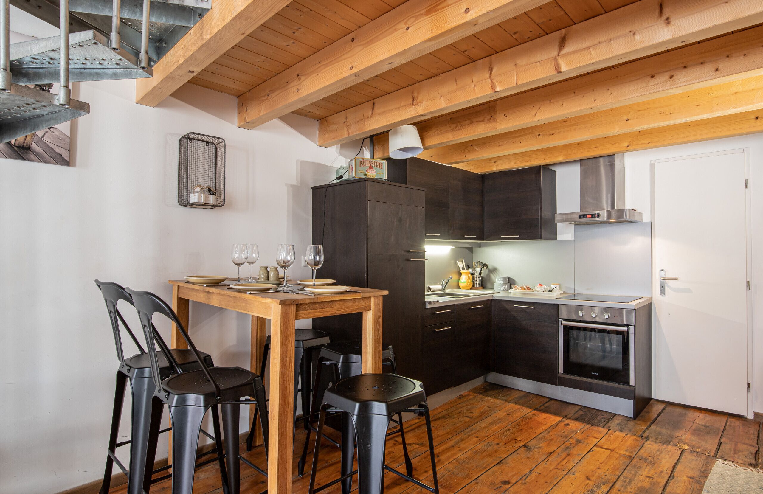 Fridge, oven, dishwasher, coffee/tea maker