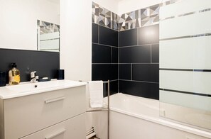 Badewanne, Haartrockner, Handtücher