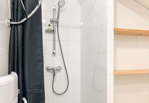 Een douche, een haardroger, handdoeken, zeep