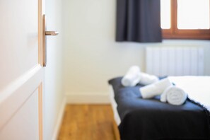 2 slaapkamers, een strijkplank/strijkijzer, gratis wifi, beddengoed