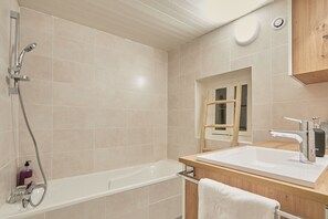 Badekar, hårtørrer, håndklæder, Sæbe