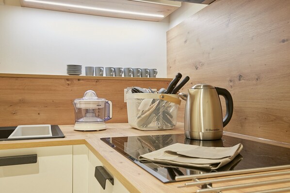 Kühlschrank, Mikrowelle, Ofen, Geschirrspüler