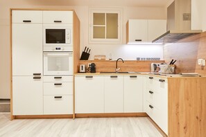 Kühlschrank, Mikrowelle, Ofen, Geschirrspüler