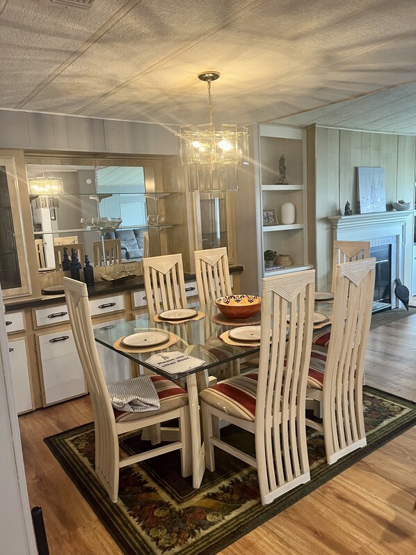 Dining - Find serenity at this family-sized Lake Okeechobee home. (Okeechobee)