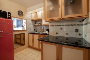 Frigorifero, microonde, macchina per tè/caffè, bollitore elettrico