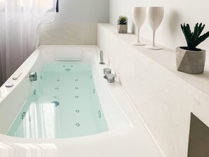 Een douche, een haardroger, handdoeken, shampoo