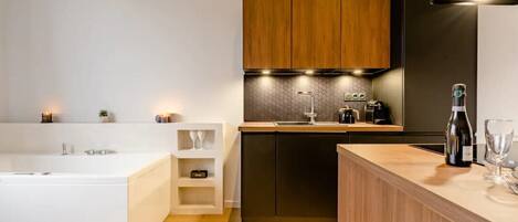 Kühlschrank, Mikrowelle, Ofen, Geschirrspüler