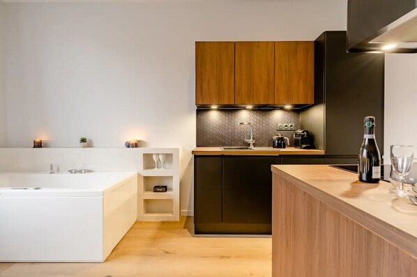 Køleskab, mikrobølgeovn, opvaskemaskine, kaffe-/temaskine